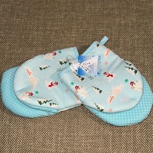 NWT Rae Dunn Warner Bro. Frosty The Snowman Christmas Holiday Set of Oven Mitts